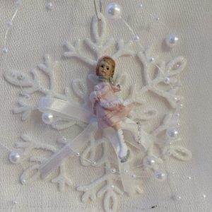 lumikidekoriste luisteleva tyttö