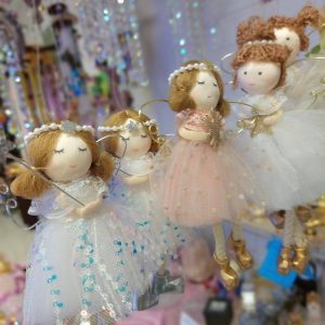 Kauniit kimalle-mekkoiset Enkelit