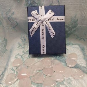 Ruusukvartsi-sydämet kauniissa lahjalaatikossa