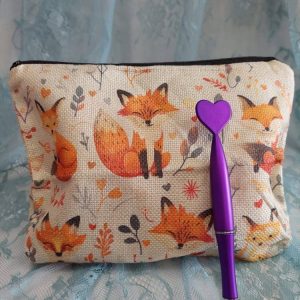 Pellavainen Kettu -meikkipussi ja muste-kuulakärkikynä