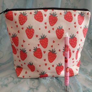 Pellavainen Mansikka -meikkipussi ja muste-kuulakärkikynä