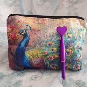 Pellavainen Riikinkukko -meikkipussi ja muste-kuulakärkikynä