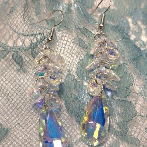 Kauniit, kimaltelevat kristalliset korvakorut