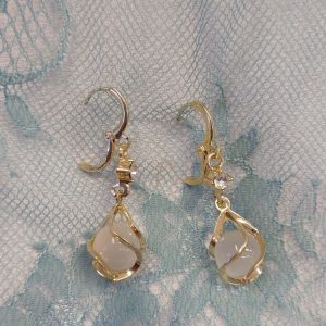 Korvakorut, Kullan syleilyssä