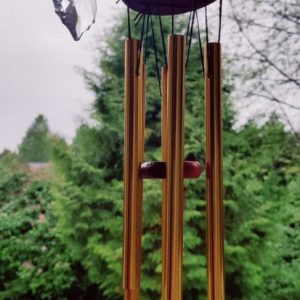 Tuulikello kultaisilla putkilla