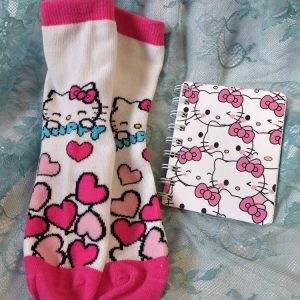 Pieni Hello Kitty -kierrevihko ja Hello Kitty -sukat -tarjouspaketti