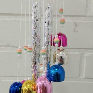 Upea kimalteleva, värikäs Tuulikello