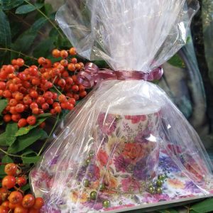 Taidekynttilä, tarjotin ja koristehelminauha -lahjapakkaus