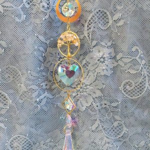 Feng Shui -kristalliriipus aidoilla kivillä ja sydämellä