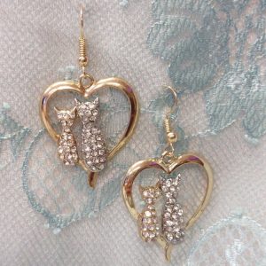 Kauniit korvakorut, timanttiset kissat sydämessä
