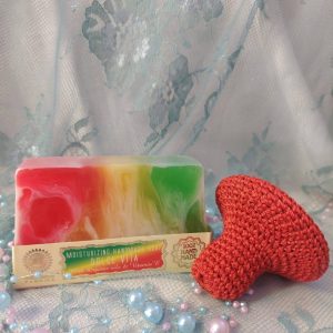 Käsintehty luonnonsaippua + marokkolainen virkattu savipesijä -tarjouspaketti