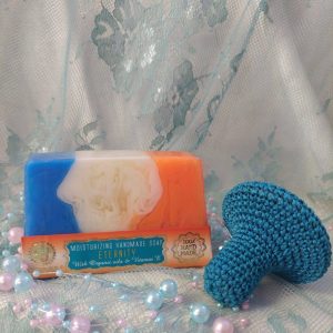 Käsintehty luonnonsaippua + marokkolainen savipohjainen virkattu pesijä -tarjouspaketti