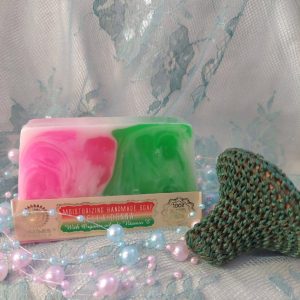 Käsintehty luonnonsaippua + marokkolainen virkattu savipesijä -tarjouspaketti