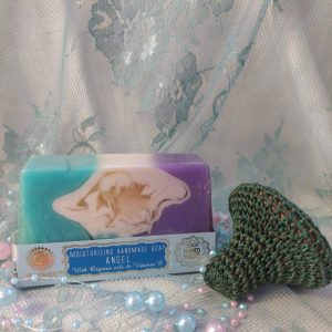 Käsintehty luonnonsaippua + marokkolainen virkattu savipesijä -tarjouspaketti