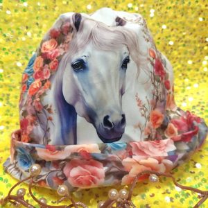 Kaunis trikoopipo, Hevonen