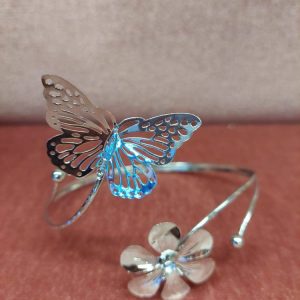 Hopeinen säädettävä verhonpidike kukalla ja perhosella