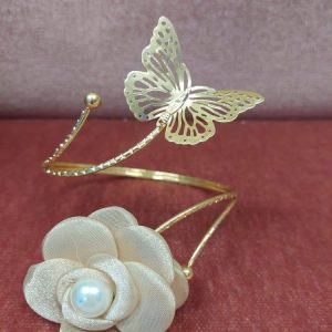 Kultainen säädettävä verhonpidike perhosella ja kukalla