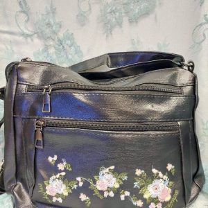 Kaunis, naisellinen Käsi-/ olkalaukku, kirjotut kukat