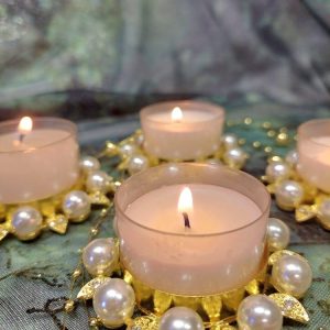 Kaunis, pieni kultainen Helmi-tuikkukuppi