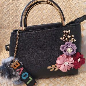 Kaunis, naisellinen Käsi-, Olkalaukku kukkakoristein