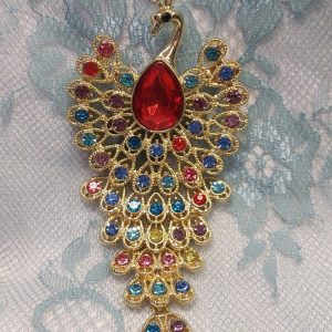 Kaunis, näyttävä ja kimalteleva Rintakoru, Riikinkukko