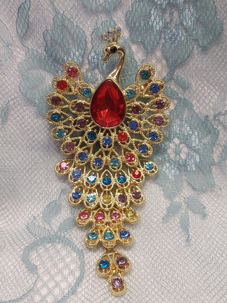 Kaunis, näyttävä ja kimalteleva Rintakoru, Riikinkukko