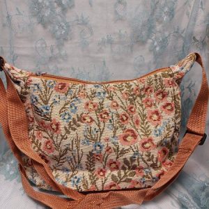 Kaunis Olkalaukku kirjoituin kuvin