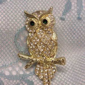 Kultainen Pöllö kristalleilla -Rintakoru/ pinssi