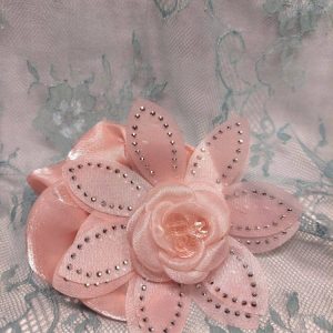 Juhla-hiusdonitsi Kukalla ja helmillä, vaaleanpunainen