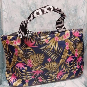 Kaunis, tilava laukku ihastuttavilla Kukka- ja lehtikuvioilla