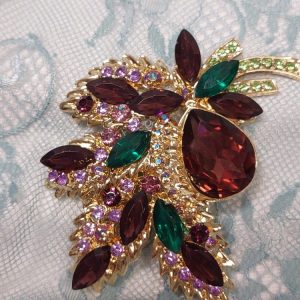 Kaunis, näyttävä ja isokokoinen Rintakoru/ pinssi -Jouluseppele