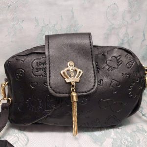 Kaunis laukku kruunukoristeella ja kohokuvioinnilla