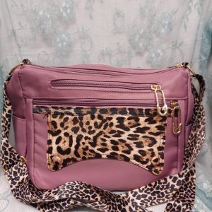 Kaunis lila olkalaukku leopardikuvioinnilla