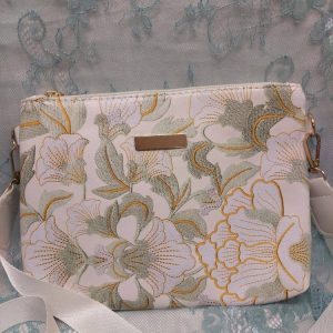 Kaunis Olkalaukku kirjotuilla kukilla