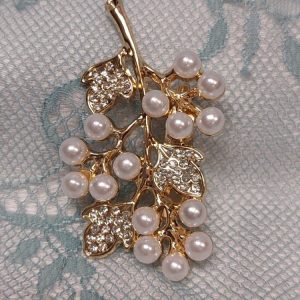 Upea ja näyttävä Kristallilehtikimppu helmillä -Rintakoru/ pinssi