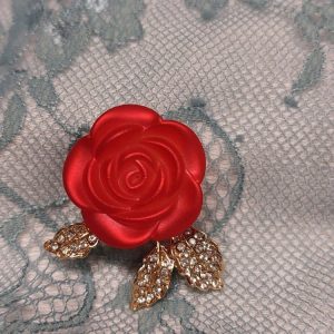 Tulipunainen Ruusu -Rintakoru/ pinssi