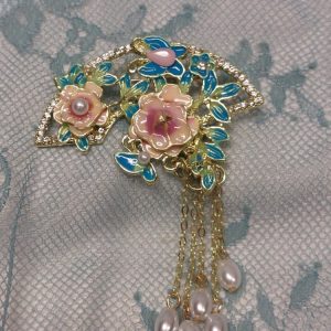 Kaunis Kukkaviuhka kristelleilla, timanteilla ja riipuksilla -Rintakoru/pinssi/ somiste