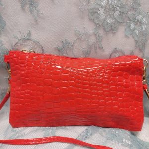 Punainen Iltalaukku käärmennahka-kuvioinnilla