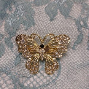 Kaunis Kultaperhonen hopeakristalleilla -Rintakoru/ pinssi