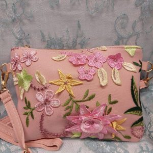 Romanttinen Iltalaukku kirjotuilla Kukilla