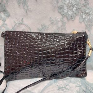 Musta Iltalaukku käärmeennahka-kuvioinnilla