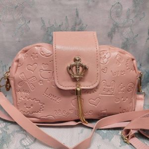 Kompakti Iltalaukku kruunulla ja  kohokuvioin