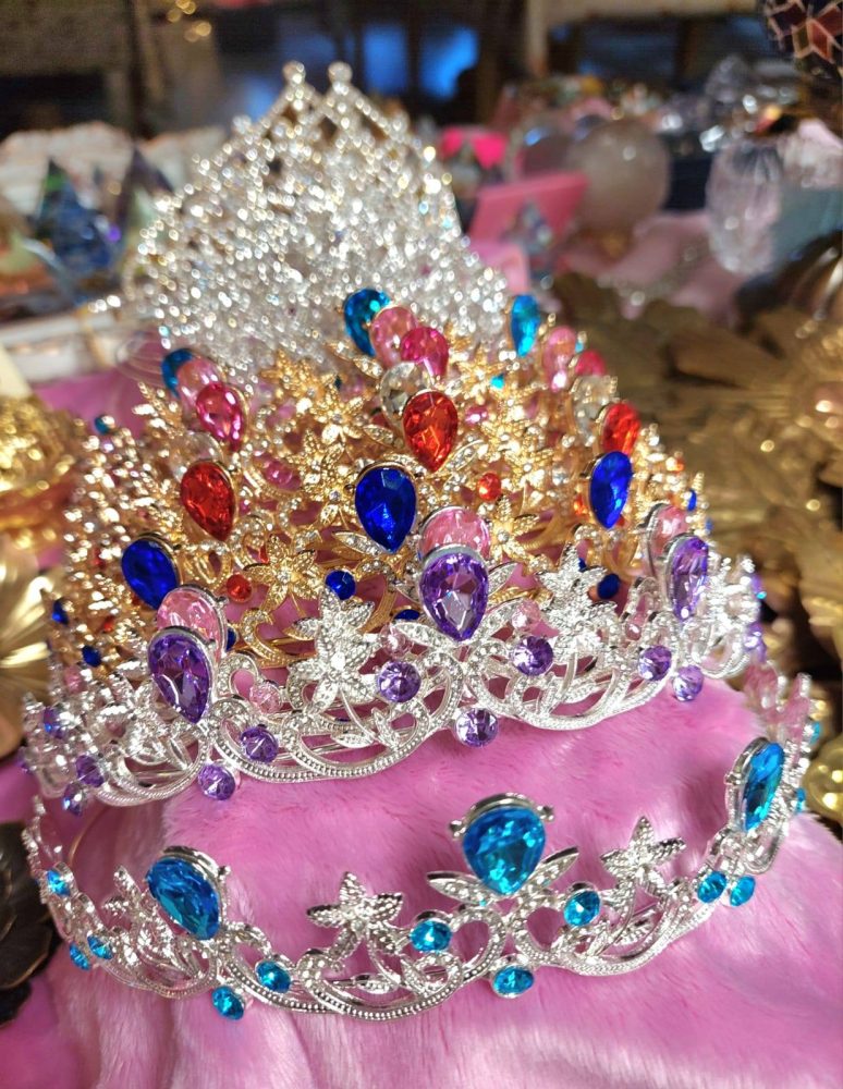 Upeat Kultaiset Tiarat/ Hiuskruunut eri väreissä