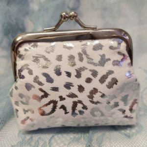 Kaunis kolikkokukkaro kiiltävin leopardikoristein