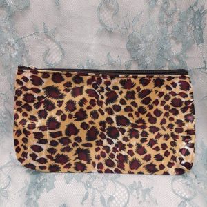 Leopardi-kuosinen pikkupussukka tärkeille tavaroille