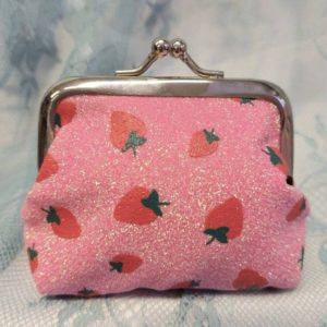 Kimalteleva kolikkokukkaro Mansikoilla