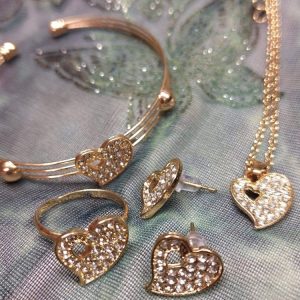 Pikkujoulu-korusetti: Säädettävä Kaulakoru, Sormus ja Rannerengas Sydämillä ja pienillä kristalleilla