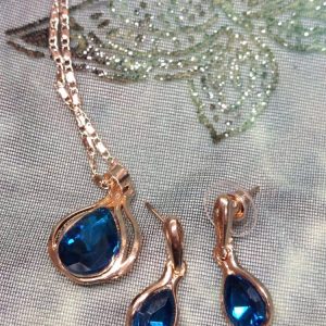 Pikkujoulusetti: Kultainen säädettävä Kaulakoru ja Korvakorut, sinisillä pisaroilla