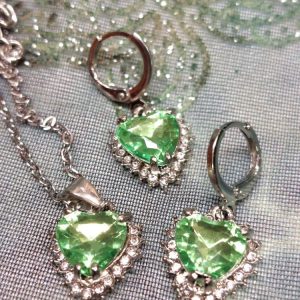 Pikkujoulu-korusetti: Säädettävä Kaulakoru ja Korvakorut, vaaleanvihreällä Sydäntimantilla