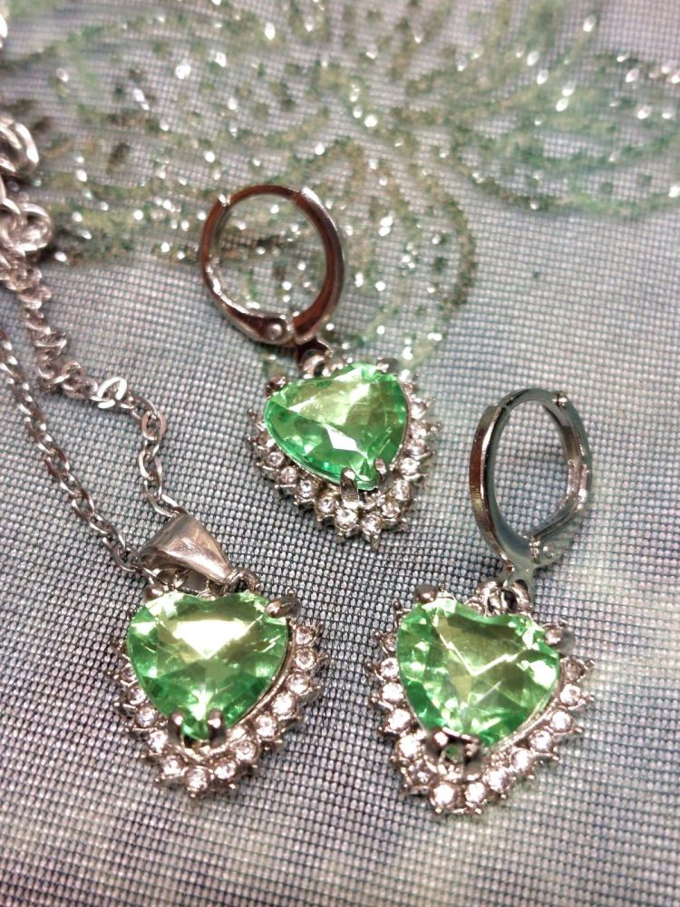 Pikkujoulu-korusetti: Säädettävä Kaulakoru ja Korvakorut, vaaleanvihreällä Sydäntimantilla